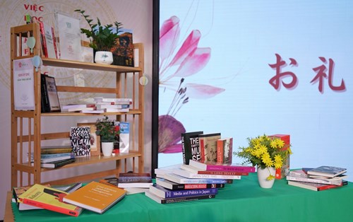 Sinh viên Ngôn ngữ Nhật thêm nguồn sách từ quỹ The Nippon Foundation