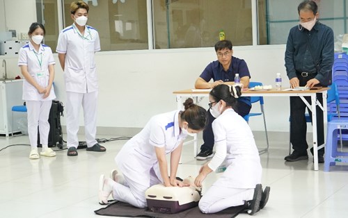 Sinh viên Điều dưỡng ĐH Đông Á tập huấn CPR và AED cùng giảng huấn từ ĐH Quốc gia Kangwon