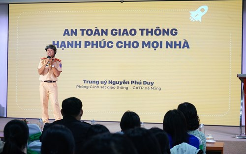 Sinh viên Đại học Đông Á tìm hiểu kỹ năng tham gia giao thông an toàn