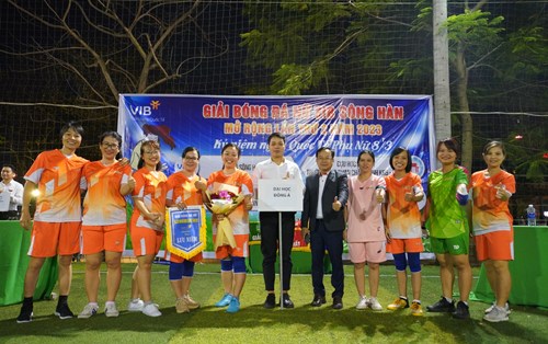 Đội bóng đá nữ CBGV Đại học Đông Á tranh tài tại Giải bóng đá nữ VIB Sông Hàn 2023
