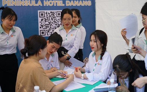 Hơn 3.000 lượt phỏng vấn tuyển dụng tại Ngày hội việc làm 2024 Đại học Đông Á