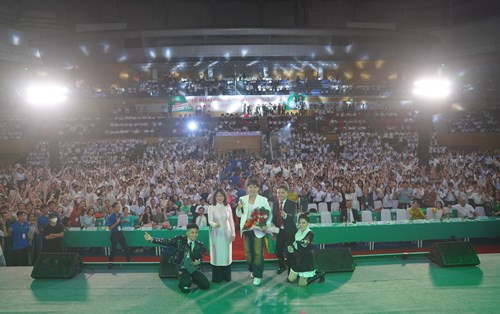 Ca sĩ Trúc Nhân “cháy” cùng tân sinh viên Đại học Đông Á