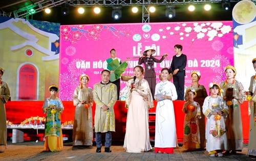 Sinh viên Đại học Đông Á trình diễn thời trang áo dài Mỳ Quảng