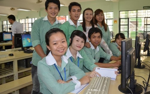 Hai sinh viên Đông Á đạt chứng nhận MOS quốc tế
