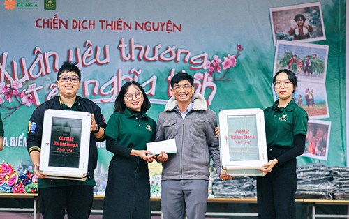 Sinh viên ĐH Đông Á mang “Xuân yêu thương" 2023 đến với học sinh khó khăn Quảng Nam