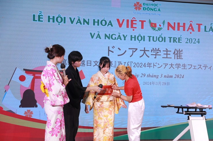 Trải nghiệm mặc trang phục kimono và viết thư pháp Nhật cùng nghệ sĩ Nhật