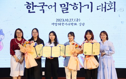Dong A University students won many high prizes at the Korean Speaking Final in the Central region