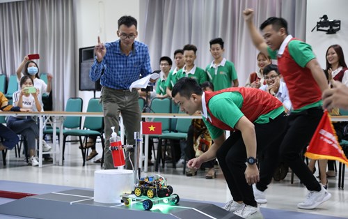 Cuộc thi sáng tạo Robot dò đường 2022 khoa CNKT Điện – Tự động hóa