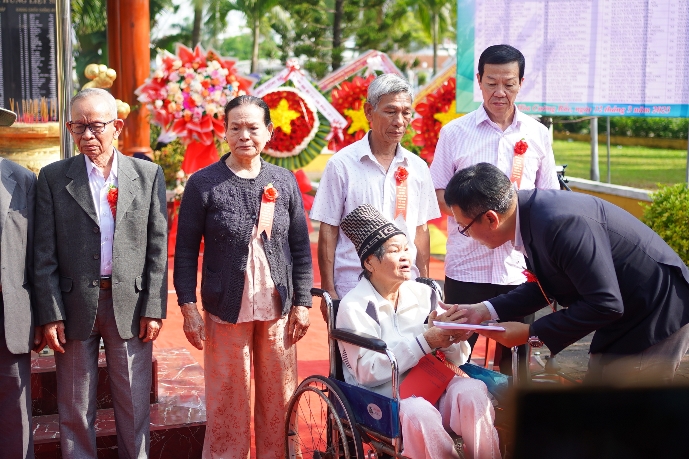 Đại học Đông Á trao hỗ trợ tri ân gia đình thân nhân liệt sĩ Gạc Ma