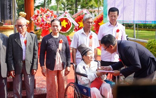 Đại học Đông Á trao hỗ trợ tri ân gia đình thân nhân liệt sĩ Gạc Ma