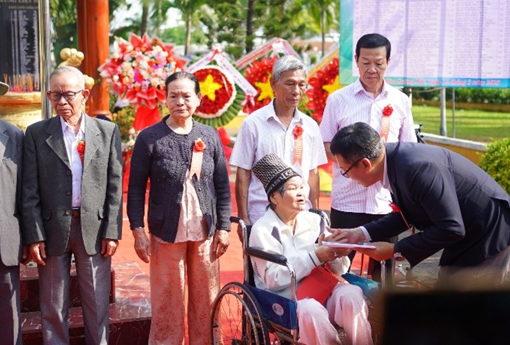 Đại học Đông Á trao hỗ trợ tri ân gia đình thân nhân liệt sĩ Gạc Ma