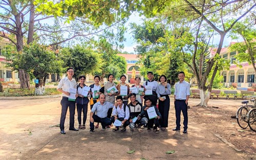 Thầy cô Đại học Đông Á “vẽ” một mùa hè thật khác tại các trường THPT