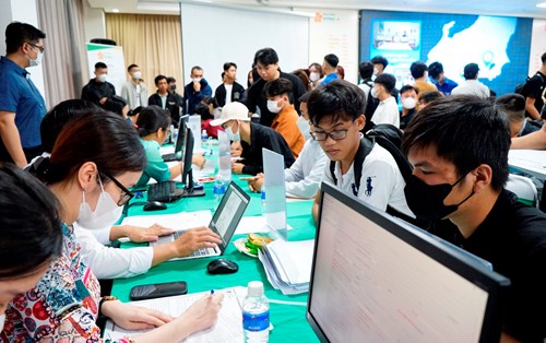Tân sinh viên rộn ràng nhập học tại Đại học Đông Á