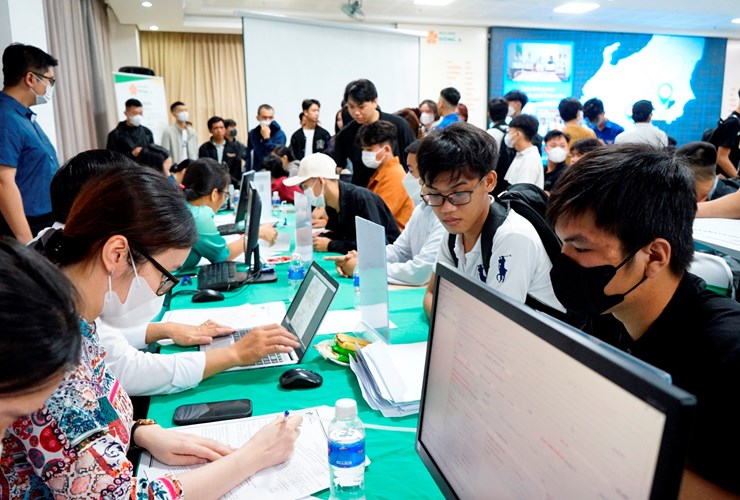Tân sinh viên rộn ràng nhập học tại Đại học Đông Á