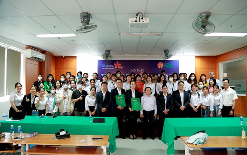 Sinh viên ngành Tài chính ngân hàng tìm hiểu về thị trường chứng khoán