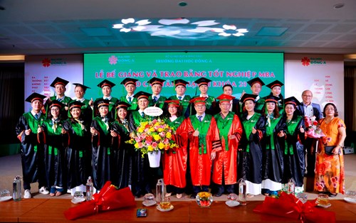 Lễ bế giảng và trao bằng Thạc sĩ Quản trị kinh doanh khoá 20