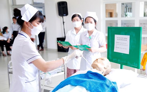 Thi “chạy trạm”: “sân khấu” trình diễn kỹ thuật điều dưỡng của sinh viên Đại học Đông Á
