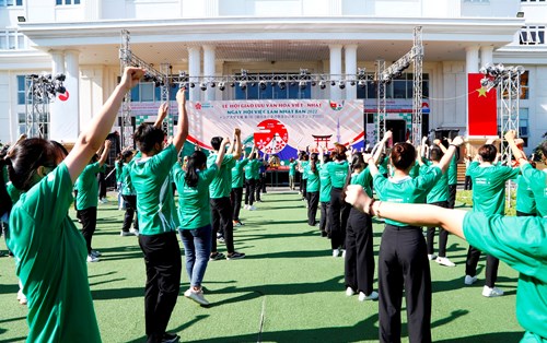 Đồng diễn vũ điệu yosakoi mở đầu chuỗi chương trình Lễ hội giao lưu văn hóa Việt Nhật 2022 tại Đại học Đông Á