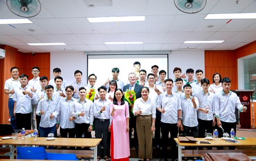 Chuyên gia trong và ngoài nước chia sẻ với sinh viên ĐH Đông Á về kỹ thuật và sử dụng vật liệu xây dựng