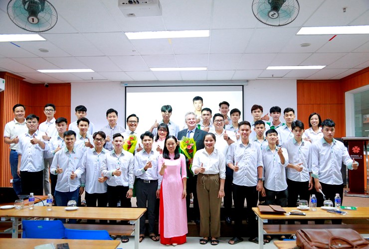Chuyên gia trong và ngoài nước chia sẻ với sinh viên ĐH Đông Á về kỹ thuật và sử dụng vật liệu xây dựng
