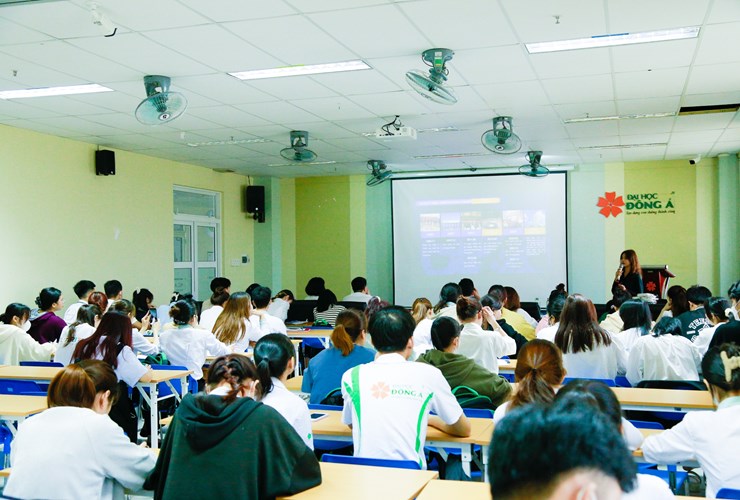 Doanh nghiệp tham gia hướng nghiệp & tuyển dụng sinh viên Đại học Đông Á
