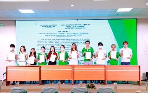 Sinh viên ĐH Đông Á thực hiện mô hình trường học không khói thuốc