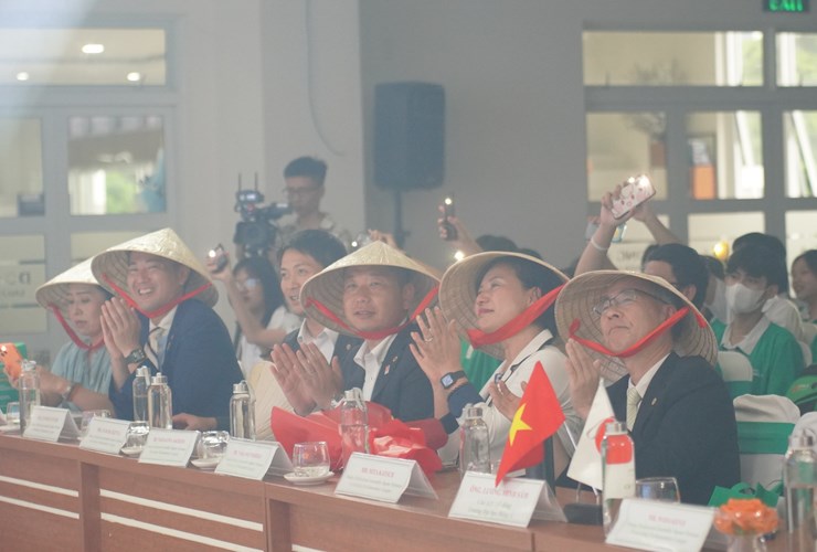 Các nghị sĩ phủ Osaka hào hứng trước sự năng động của sinh viên ĐH Đông Á