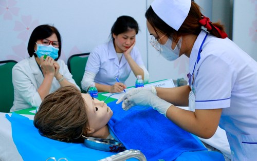 Sinh viên Điều dưỡng ĐH Đông Á thuần thục trình diễn kỹ năng nghề nghiệp
