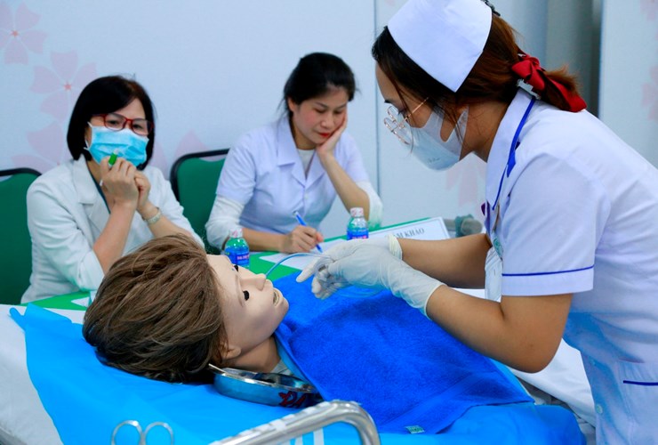 Sinh viên Điều dưỡng ĐH Đông Á thuần thục trình diễn kỹ năng nghề nghiệp