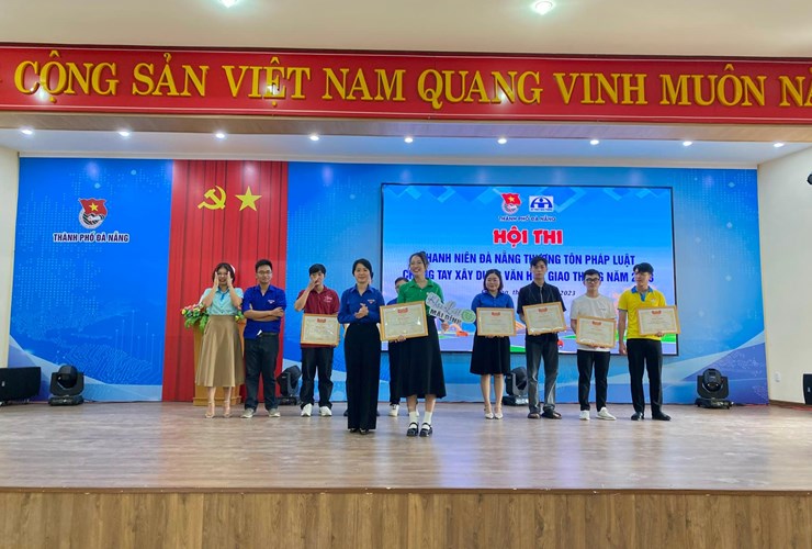 Lan tỏa thông điệp tích cực về ATGT, sinh viên ĐH Đông Á xuất sắc “ẵm” giải Nhì