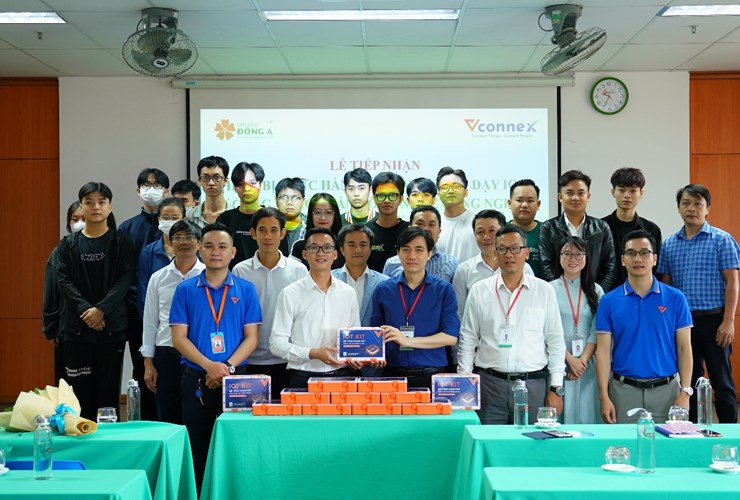 VConnex bàn giao thiết bị thực hành phục vụ giảng dạy IoT cho ĐH Đông Á