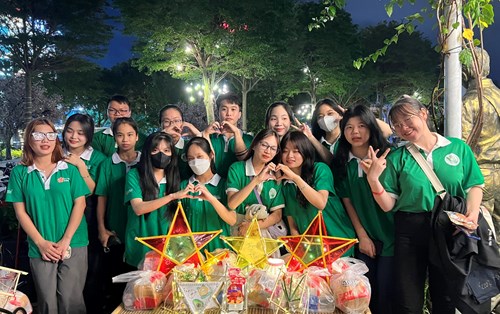 Sinh viên Đại học Đông Á mang đến một mùa Trung Thu trọn vẹn và ý nghĩa