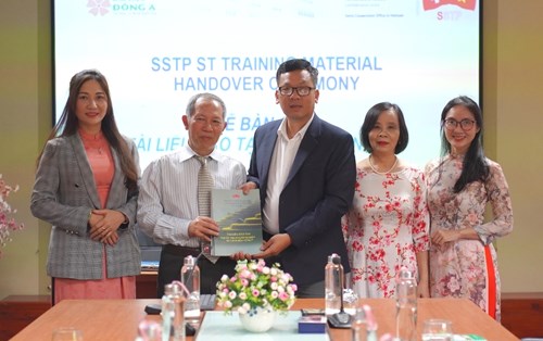 SSTP Thụy Sĩ bàn giao tài liệu đào tạo du lịch bền vững cho ĐH Đông Á