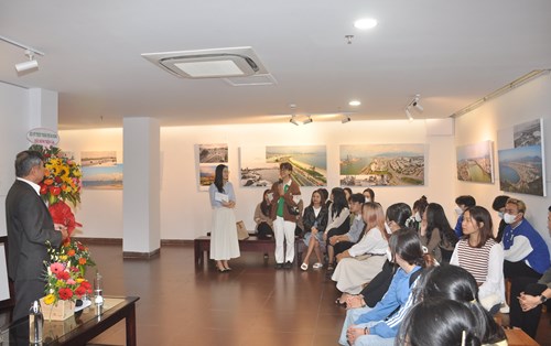 Sinh viên Truyền thông đa phương tiện và Marketing ĐH Đông Á: Học nhiếp ảnh từ triển lãm ảnh