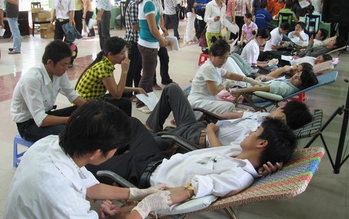 Hàng trăm sinh viên Đà Nẵng hiến máu nhân đạo