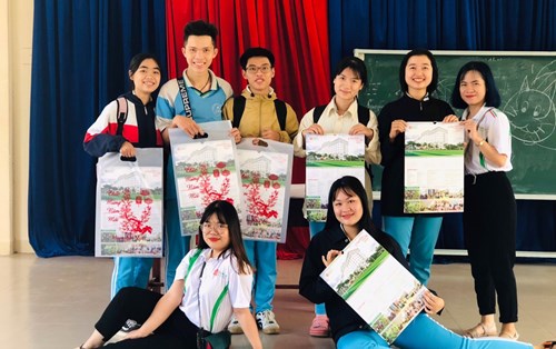 Thầy Cô Đại học Đông Á chở “nắng xuân” về các trường THPT