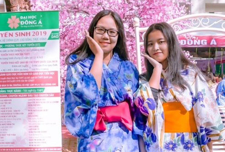 Học sinh THPT hào hứng với gian hàng tư vấn hướng nghiệp 2019 của ĐH Đông Á 