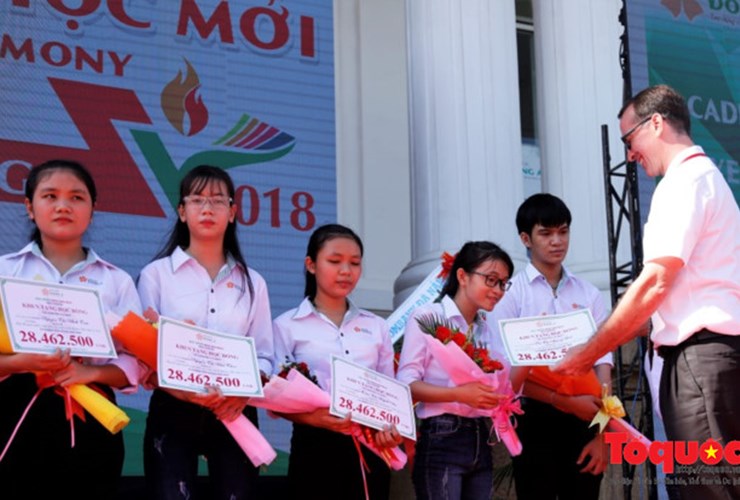 Gần 5 tỷ đồng trao cho tân sinh viên trong lễ khai giảng
