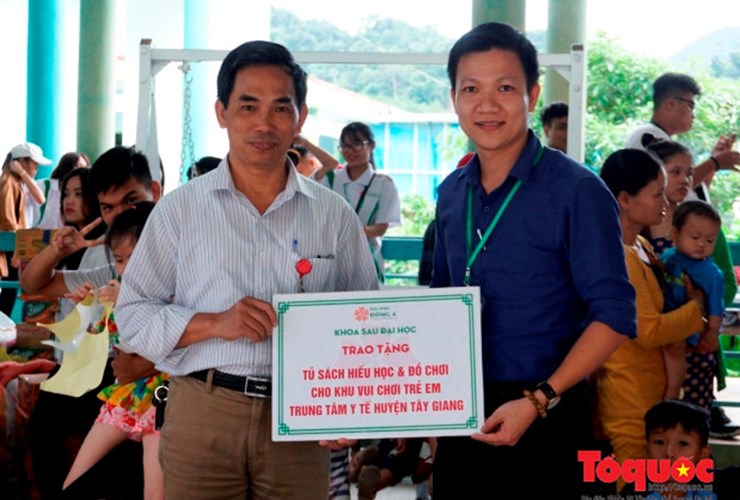 Tặng "Tủ sách hiếu học" đến bạn nhỏ vùng cao nhân năm học mới