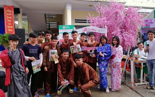 Sắc màu của Đại học Đông Á tại ngày hội Văn hóa dân gian THPT Cẩm Lệ Đà Nẵng