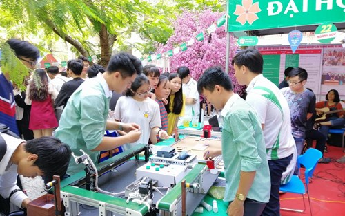 Từ 27/4, học sinh 12 bắt đầu đăng ký xét tuyển vào đại học, cao đẳng năm 2021
