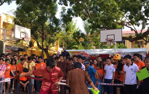 "Thính xuân" Đại học Đông Á "đổ bộ" vào trường THPT Hoàng Hoa Thám trong ngày Hội văn hóa dân gian