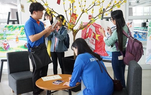 Sinh viên Đại học Đông Á đón chào APEC 2017