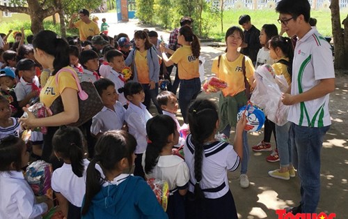 Sinh viên dành nhiều hoạt động ý nghĩa tặng trẻ em nghèo trong mùa Trung thu