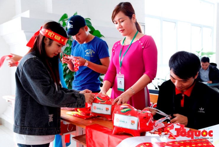 Sinh viên Đại học Đông Á: Vừa cổ vũ U23 Việt Nam, vừa gây quỹ hỗ trợ vé xe Tết cho sinh viên khó khăn