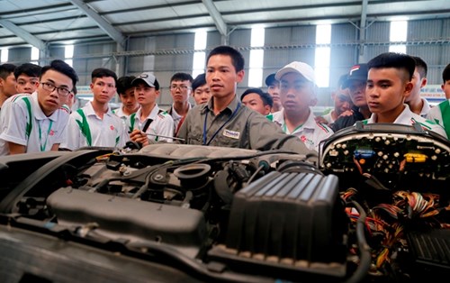 Sinh viên KT Ô tô ĐH Đông Á khám phá “cứ điểm” sản xuất ô tô Chu Lai - Trường Hải