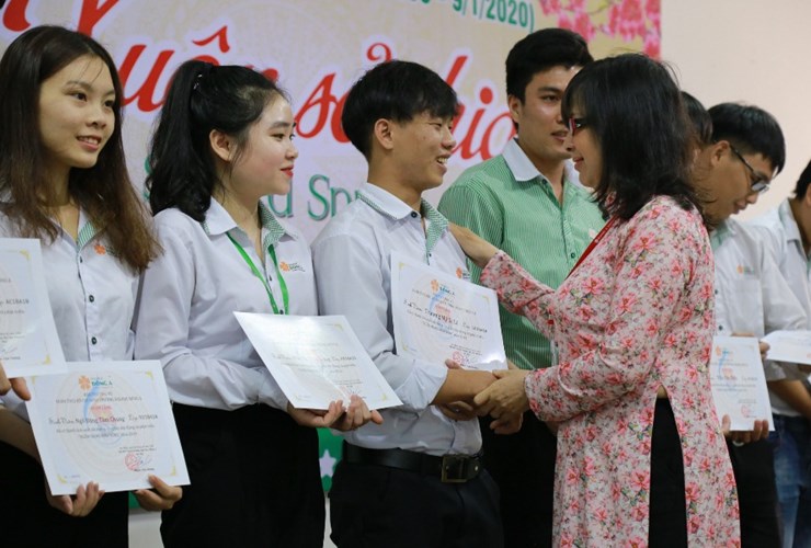 “Xuân sẻ chia” mang 238 vé xe Tết đến sinh viên khó khăn 16 tỉnh miền Trung