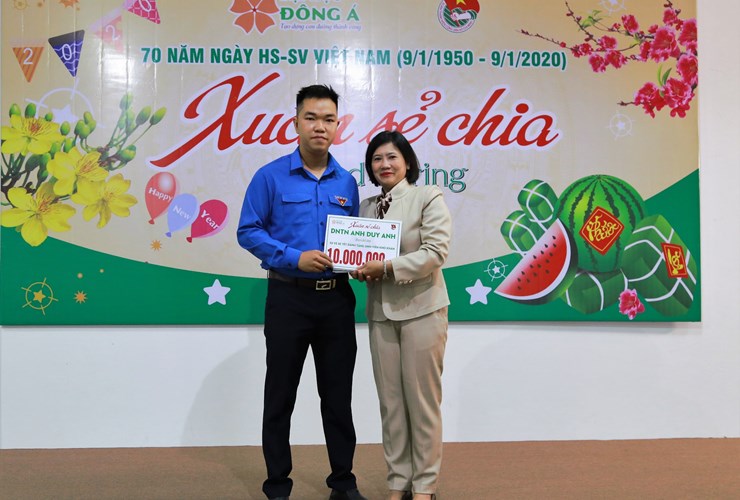 Doanh nghiệp đồng hành hỗ trợ vé xe Tết tặng sinh viên ĐH Đông Á
