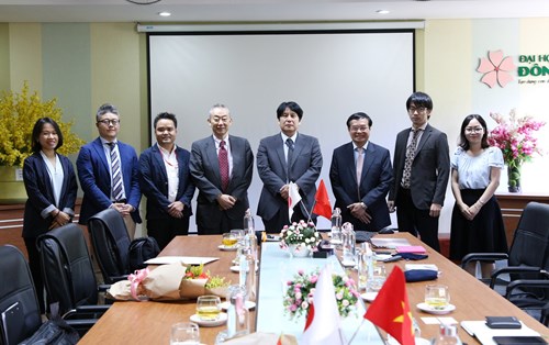 Head of Japanese Consulate Office in Da Nang visits Dong A University