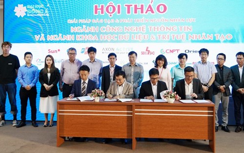 The signing for training and supplying human resources for IT and DS&AI industries